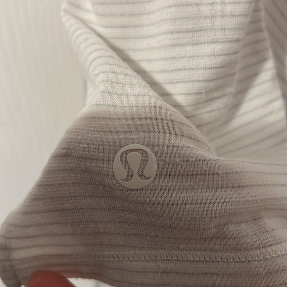 Lululemon women’s shirt Size 8 great condition - Picture 4 of 6